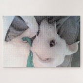 緑のスカーフを着たかわいい怠け者の白犬 ジグソーパズル (横)