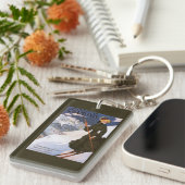 緑のスキーポスターの女性 キーホルダー (正面右)