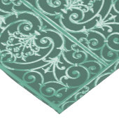 緑のスクロール作業パターンの使用 ショートテーブルランナー (コーナー)