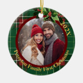 緑のスコティッシュプライド | 当社の初めてのクリスマス写真 セラミックオーナメント (正面)