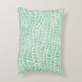 緑のスタイリッシュ水色ワニの皮膚パターン アクセントクッション (裏面(縦))