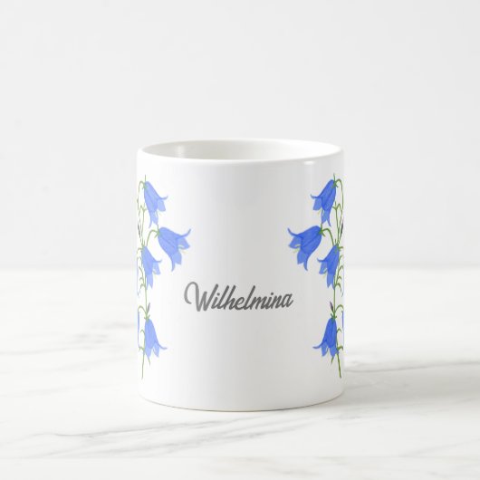 緑のストライプがアクセントのクラシックなブルーベル マグカップ (中央)