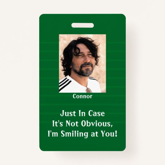 緑のストライプがマスクの後ろで笑うこんにちは バッジ (正面)