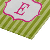 緑のストライプのピンクのモノグラムのデザイン カッティングボード (角)
