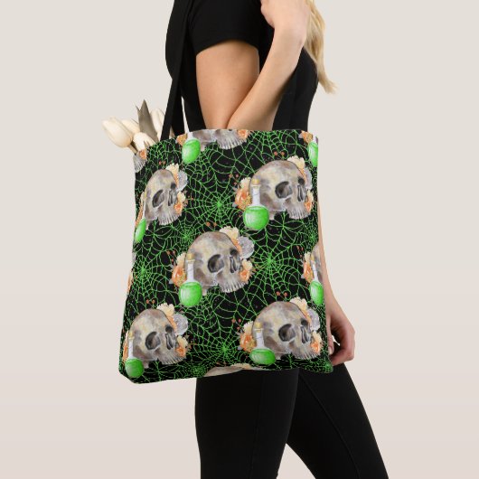 緑のスパイダーウェブとポーションを持つハロウィーンスカル トートバッグ (クローズアップ)