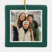 緑のスペックルフレームシンプルクリスマスフォト セラミックオーナメント (正面)