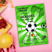 緑のスポーツボールをテーマにしたモダンサッカーの4歳の誕生日 招待状