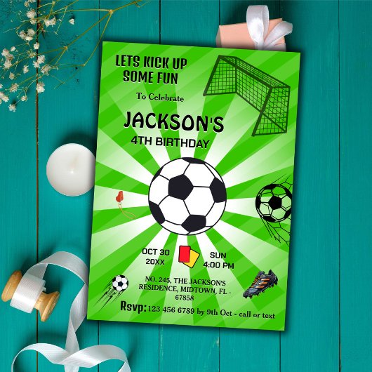 緑のスポーツボールをテーマにしたモダンサッカーの4歳の誕生日 招待状