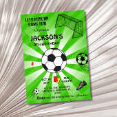 緑のスポーツボール サッカーテーマのモダンな8歳の誕生日 招待状