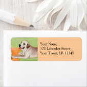 緑のソファの黄色いラブラドール ラベル (インサイチュ)