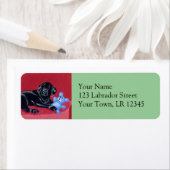 緑のソファの黒いラブラドール ラベル (インサイチュ)