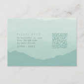 緑のソフト山の結婚式rsvpとqrコード エンクロージャーカード (正面)