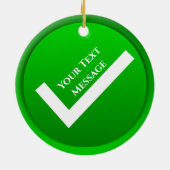緑のチェックマーク記号クリスマス セラミックオーナメント (裏面)