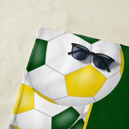 緑のチームカラーのサッカーボールが多い金ゴールド ビーチタオル (インサイチュ)