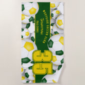 緑のチームカラーのサッカーボールが多い金ゴールド ビーチタオル (正面)