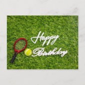 緑のテニスコートのラケットとボールがデザインされたテニスの誕生日カード ポストカード (正面)