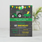 緑のトラクターの男の子の1歳の誕生日招待状。 招待状 (スタンド正面)