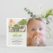 緑のトラクターの農場の少年写真 1歳の誕生日 招待状 (スタンド正面)