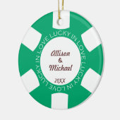 緑のトランプのポーカーチップ幸運で愛カップルのフォトベガス セラミックオーナメント (左)