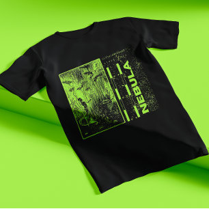緑のネオンと黒のヒップスターモダン星雲 Tシャツ