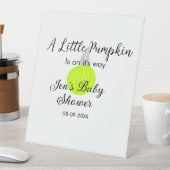 緑のネオンカボチャの小さなカボチャが進んでいる 台座サイン (インサイチュ)