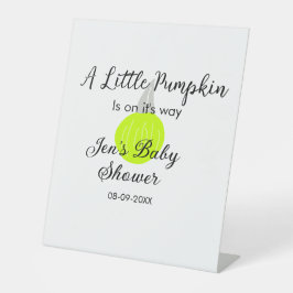 緑のネオンカボチャの小さなカボチャが進んでいる 台座サイン