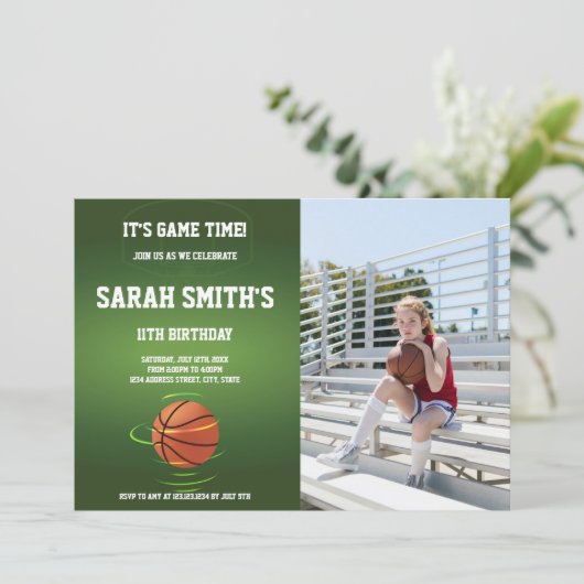 緑のバスケットボール誕生日招待状と写真 招待状 (スタンド正面)