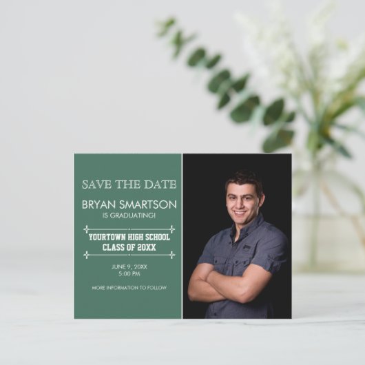 緑のパーソナライズされた写真の卒業日退会 案内ポストカード (スタンド正面)