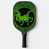 緑のパーソナライズされた恐竜の隠れ家 ピックルボールラケット (裏面)
