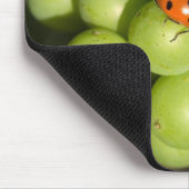 緑のピノ・ノワールのブドウのレディバグのクローズアップ マウスパッド (コーナー)