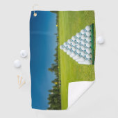 緑のフィールドにゴルフボールのピラミッドのゴルフタオル ゴルフタオル (インサイチュ)