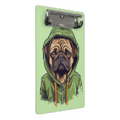 緑のフーディーを着たパグ犬 ミニクリップボード (アングル)