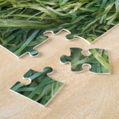 緑のプラスチックまたは偽の草の背景 ジグソーパズル (側面)