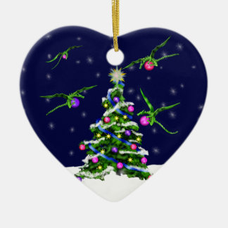 緑のベビーのドラゴンはクリスマスツリーを囲みます セラミックオーナメント