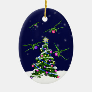 緑のベビーのドラゴンはクリスマスツリーを囲みます セラミックオーナメント