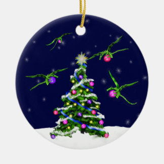 緑のベビーのドラゴンはクリスマスツリーを囲みます セラミックオーナメント