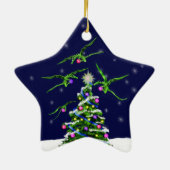 緑のベビーのドラゴンはクリスマスツリーを囲みます セラミックオーナメント (裏面)
