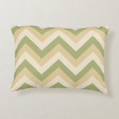 緑のベージュ結婚の色のモダンシェブロン模様 アクセントクッション (裏面)