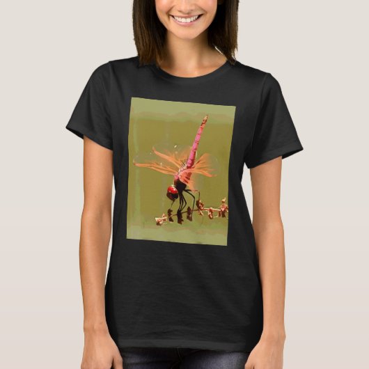 緑のペンキの上の鮮やかな赤紫のトンボ Tシャツ (正面)