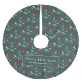 緑のホリーと赤い果実の葉のパターンカスタム ブラッシュドポリエステルツリースカート (正面)