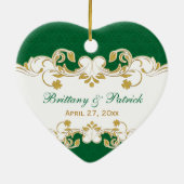 緑のホワイトゴールドスクロール、シャムロックの第1クリスマス セラミックオーナメント (裏面)