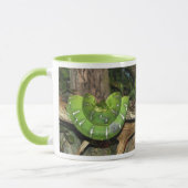 緑のボアのヘビの信号器のマグ マグカップ (左)
