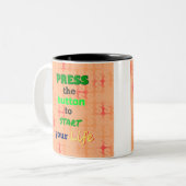 緑のボタンを押す ツートーンマグカップ (正面左)