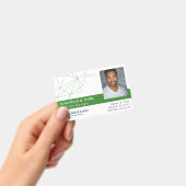 緑のポリゴンのロゴと写真の従業員ID バッジ (手持ち)