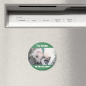 緑のマフラー磁石を着た可愛いラッキーホワイトドッグ マグネット (インサイチュ (食洗機))