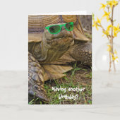 緑のメガネの誕生日ユーモアの古い亀 カード (黄色い花)