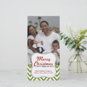 緑のモダンシェブロンの家族の写真クリスマス シーズンカード (スタンド正面)