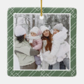 緑のモダンホリーベリーのクリスマス2の写真 セラミックオーナメント (裏面)