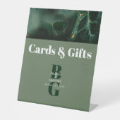緑のモダン大理石モノグラムのウェディングカードギフト 台座サイン (正面)