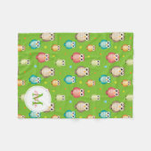 緑のモノグラムのかわいく賢いフクロウパターン フリースブランケット (正面(横))